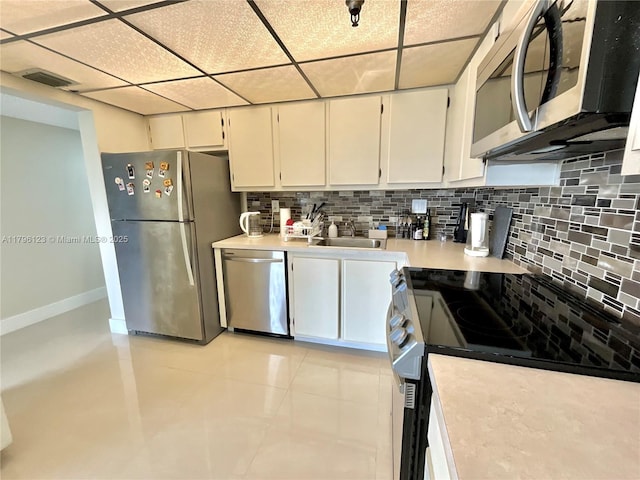 kitchen featuring a sink, light countertops, decorative backsplash, and stainless steel appliances