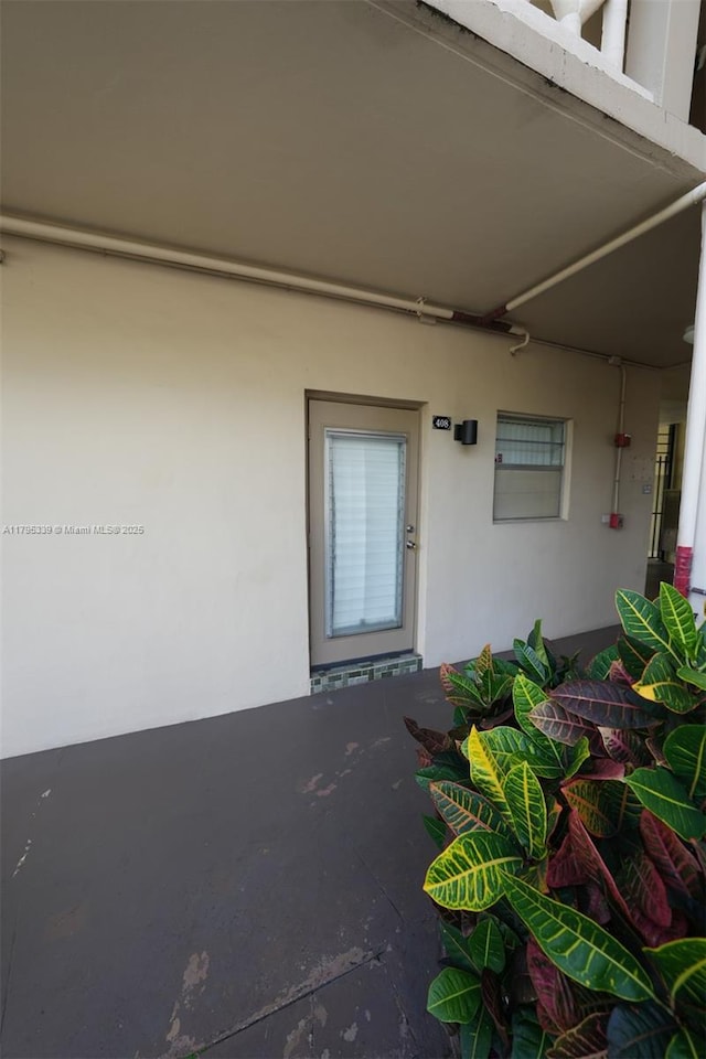 view of exterior entry with stucco siding