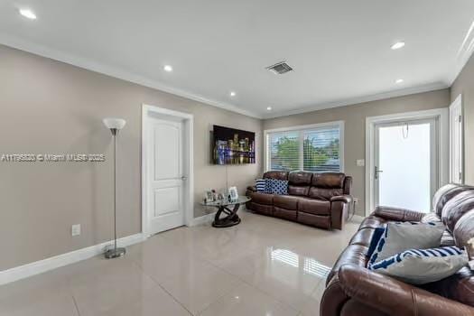 living room with visible vents, ornamental molding, baseboards, and recessed lighting