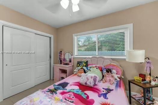 bedroom with a ceiling fan and a closet