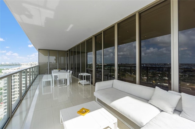 balcony featuring an outdoor hangout area and a city view