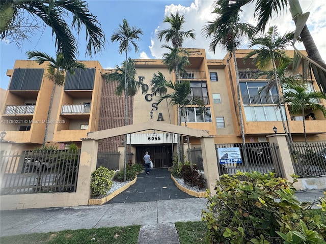 6055 W 19th Ave Unit 417, Hialeah, FL 33012 - view of building exterior with a fenced front yard