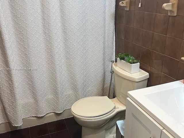 6620 W 2nd Ct Unit 407, Hialeah, FL 33012 - bathroom with tile patterned floors, vanity, and tile walls
