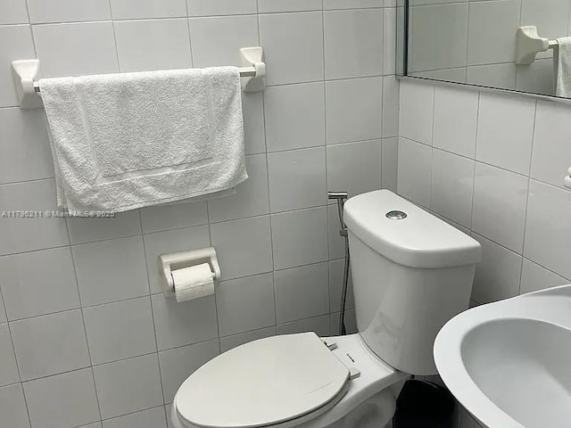 6620 W 2nd Ct Unit 407, Hialeah, FL 33012 - bathroom featuring tile walls