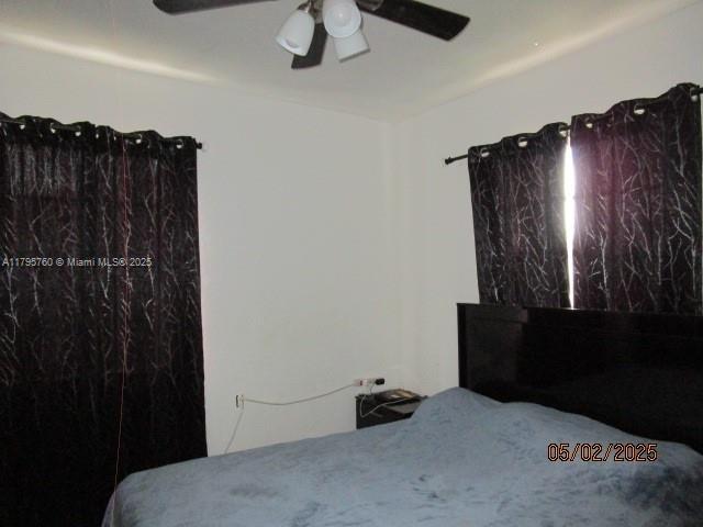 bedroom featuring ceiling fan