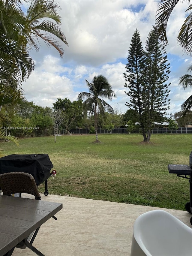 view of yard featuring a patio