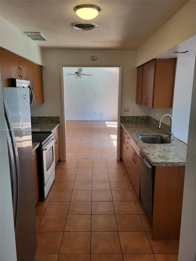 kitchen featuring a sink, visible vents, ceiling fan, appliances with stainless steel finishes, and light tile patterned flooring