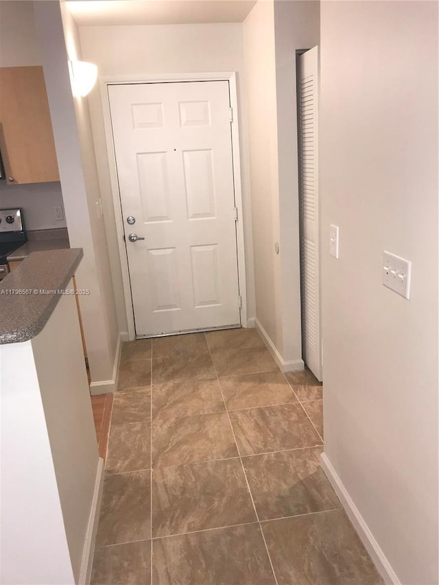 entryway featuring baseboards