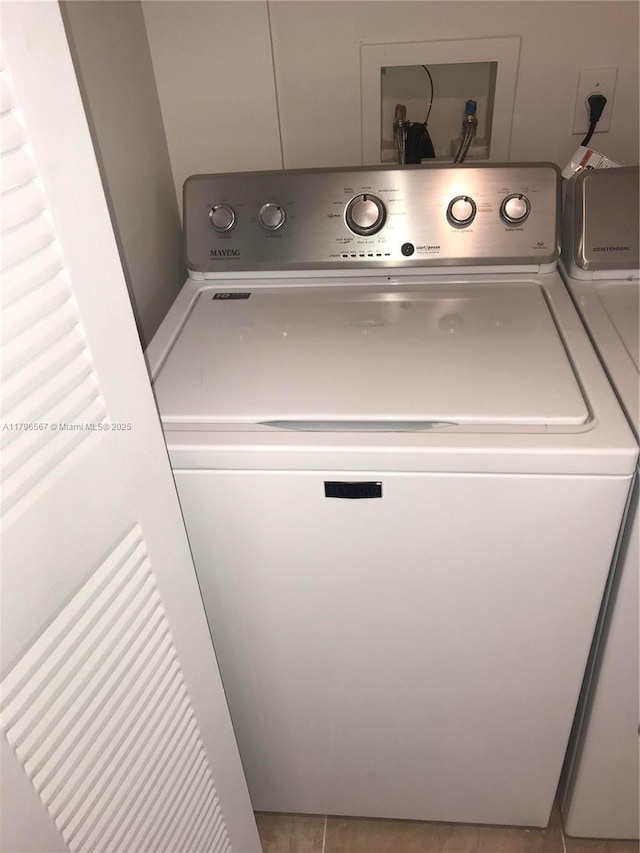 clothes washing area with washer / dryer and laundry area