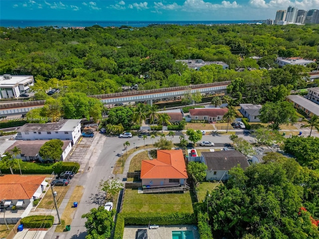 birds eye view of property featuring a forest view