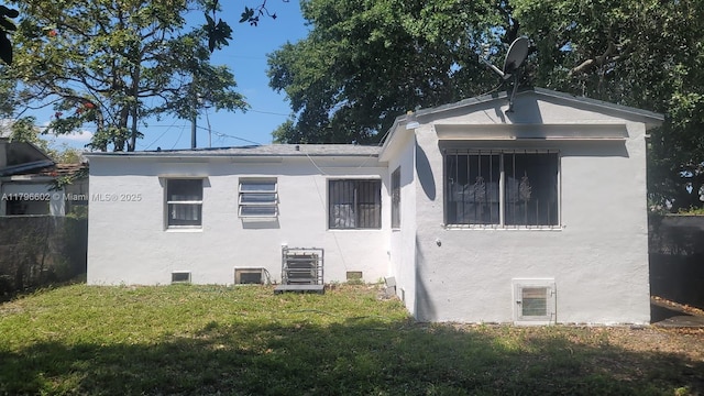 view of front facade featuring a front lawn and stucco siding