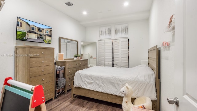 bedroom featuring recessed lighting, a closet, visible vents, and wood finished floors