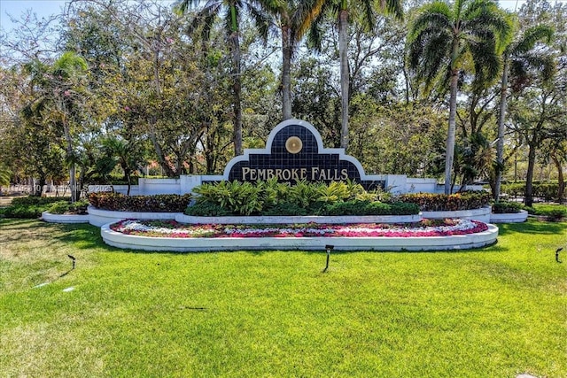 community / neighborhood sign featuring a yard