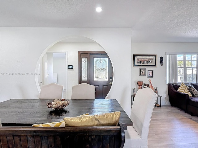 17931 NW 85th Ave, Hialeah, FL 33015 - dining area featuring arched walkways, a textured ceiling, light wood-style floors, and recessed lighting