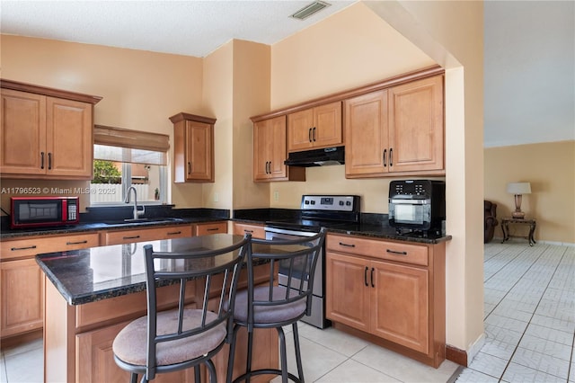 kitchen with a kitchen bar, a sink, visible vents, electric stove, and under cabinet range hood