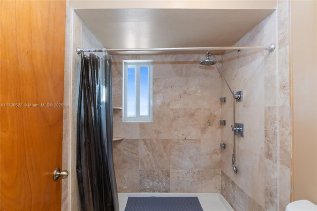 bathroom featuring a tile shower