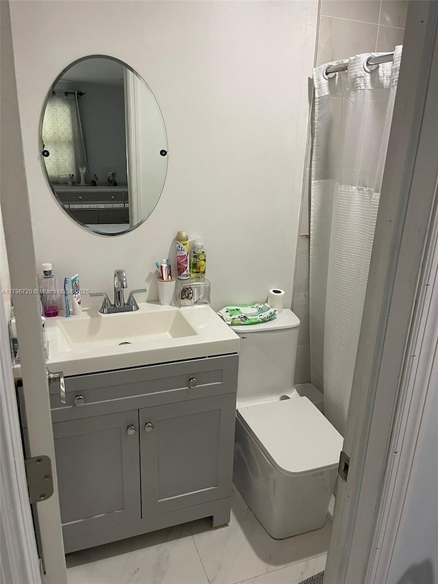 493 Camino Real Blvd, Clewiston, FL 33440 - bathroom featuring toilet, vanity, and a shower with shower curtain