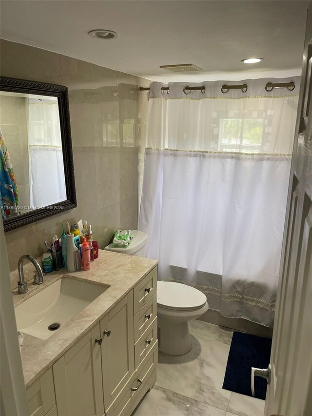 493 Camino Real Blvd, Clewiston, FL 33440 - full bath with toilet, tile walls, marble finish floor, vanity, and shower / bath combo