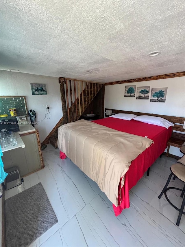 493 Camino Real Blvd, Clewiston, FL 33440 - bedroom with a textured ceiling