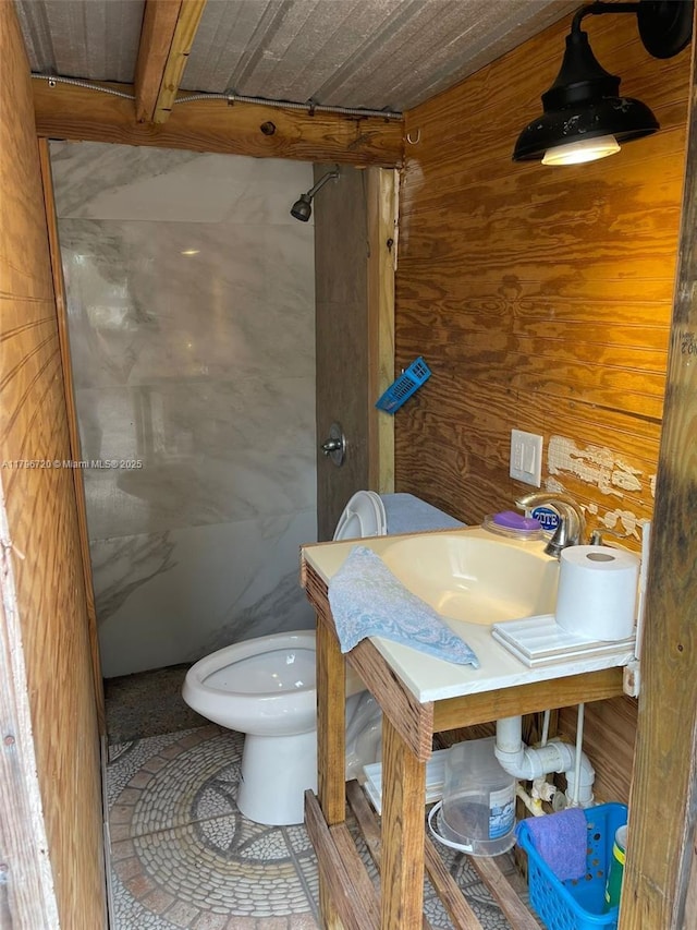 493 Camino Real Blvd, Clewiston, FL 33440 - bathroom featuring a sink, toilet, and a shower stall