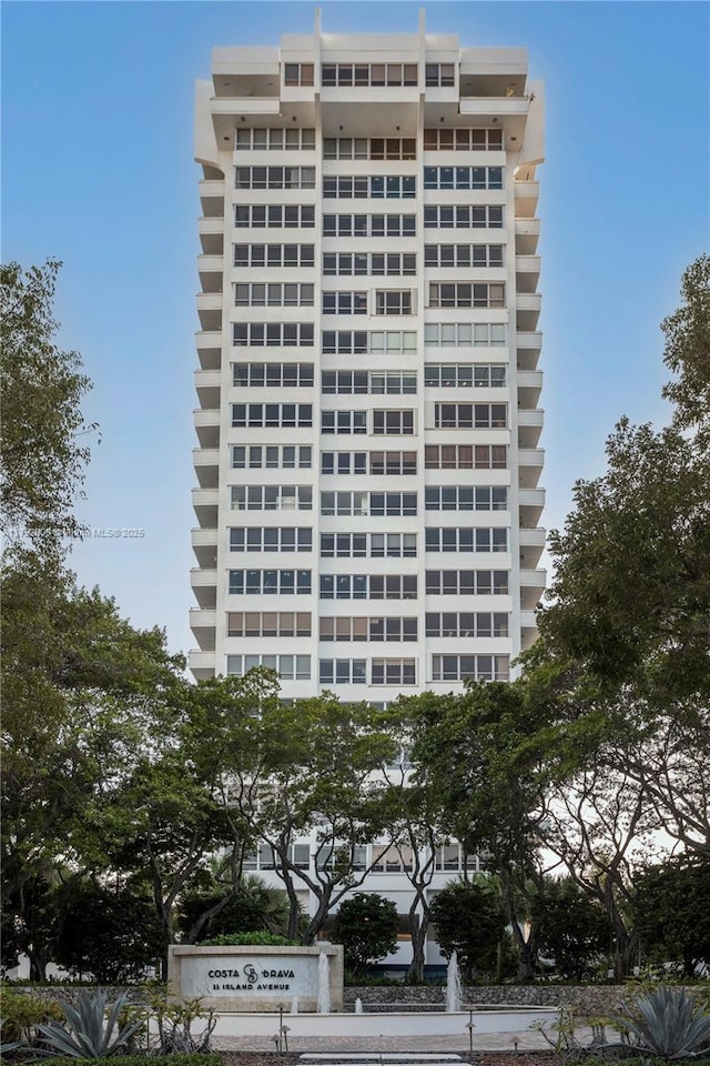 view of apartment building / complex