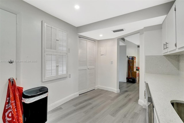 1301 NE 191st St Unit F417, Miami, FL 33179 - interior space featuring light wood finished floors, baseboards, visible vents, and recessed lighting
