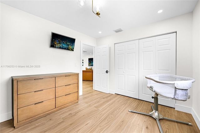 office with visible vents, light wood-style flooring, baseboards, and recessed lighting