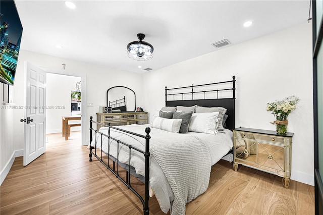 bedroom with light wood finished floors, baseboards, visible vents, and recessed lighting