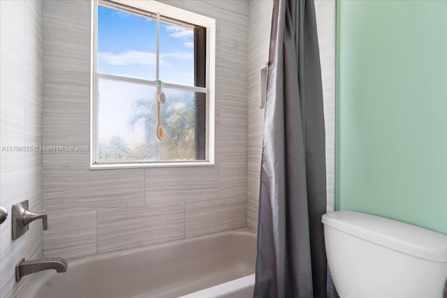 full bath with toilet, a wealth of natural light, and shower / bath combo