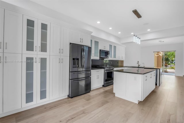 3040 NW 126th Ave, Sunrise, FL 33323 - kitchen featuring stainless steel appliances, a sink, light wood-style floors, recessed lighting, and dark countertops