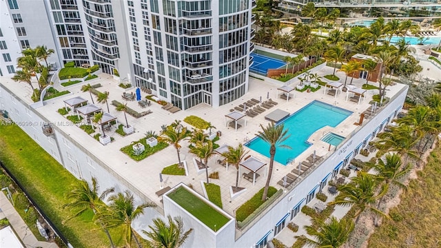 bird's eye view of a pool and apartment complex