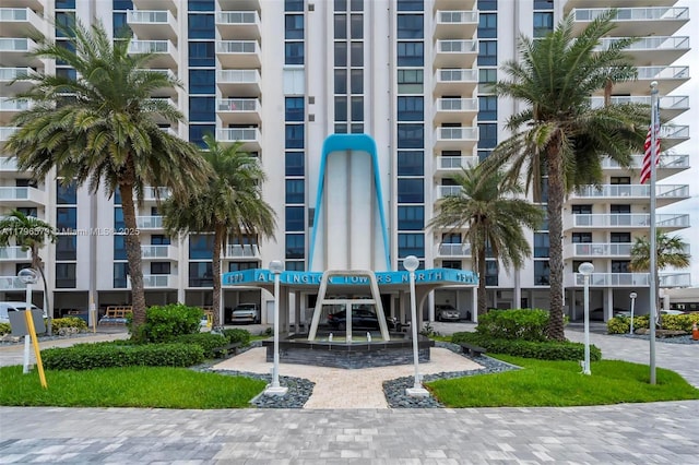view of apartment building / complex