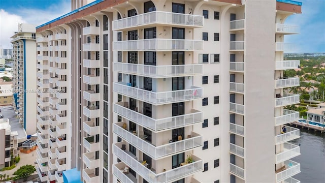 view of apartment building / complex