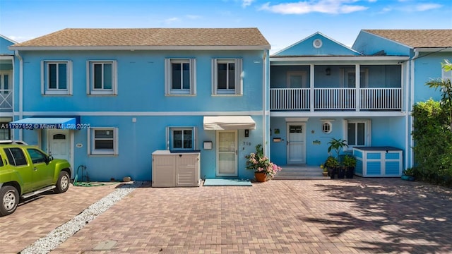 townhome / multi-family property featuring stucco siding and a balcony