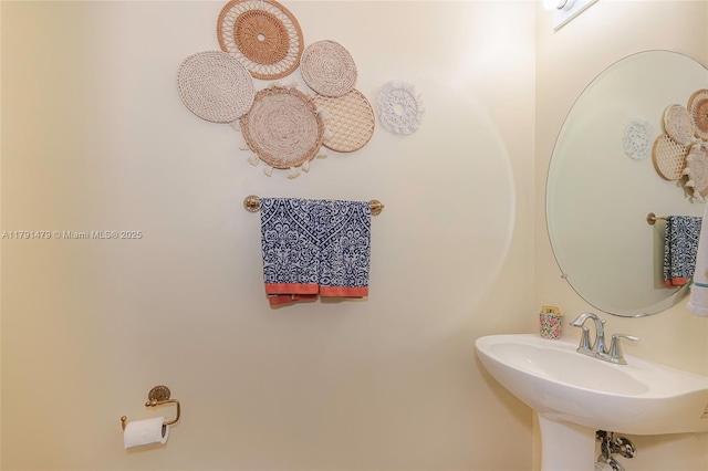 bathroom featuring a sink