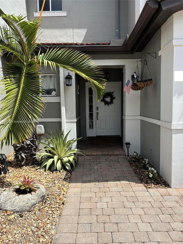 view of exterior entry featuring stucco siding