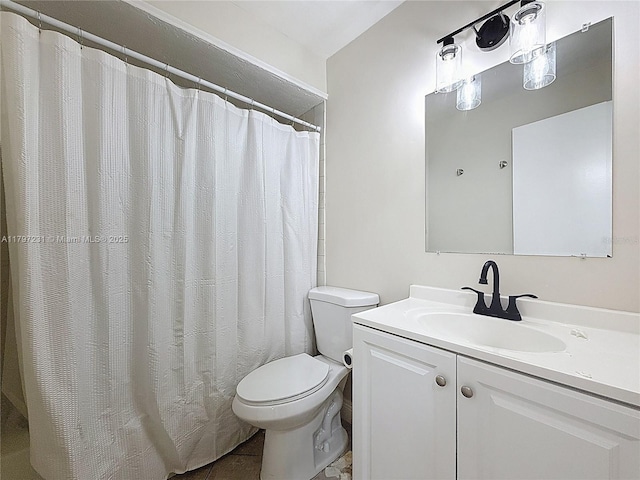 full bath featuring vanity, toilet, and a shower with shower curtain