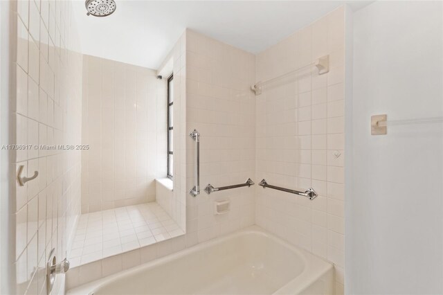 9040 SW 125th Ave Unit D202, Miami, FL 33186 - full bath with washtub / shower combination