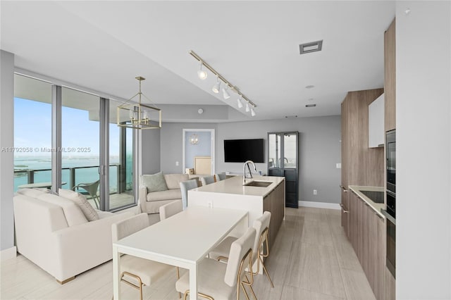 dining space featuring visible vents, baseboards, and a notable chandelier