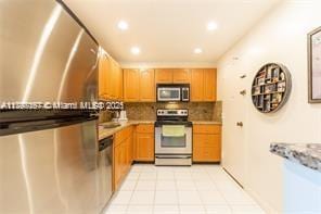 kitchen with light countertops, stainless steel appliances, recessed lighting, and decorative backsplash
