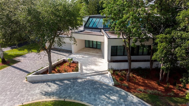 contemporary house featuring stucco siding and driveway