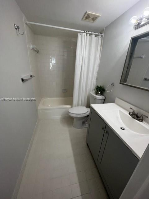 919 Hillcrest Dr Unit 611, Hollywood, FL 33021 - bathroom with toilet, vanity, and shower / bathtub combination with curtain