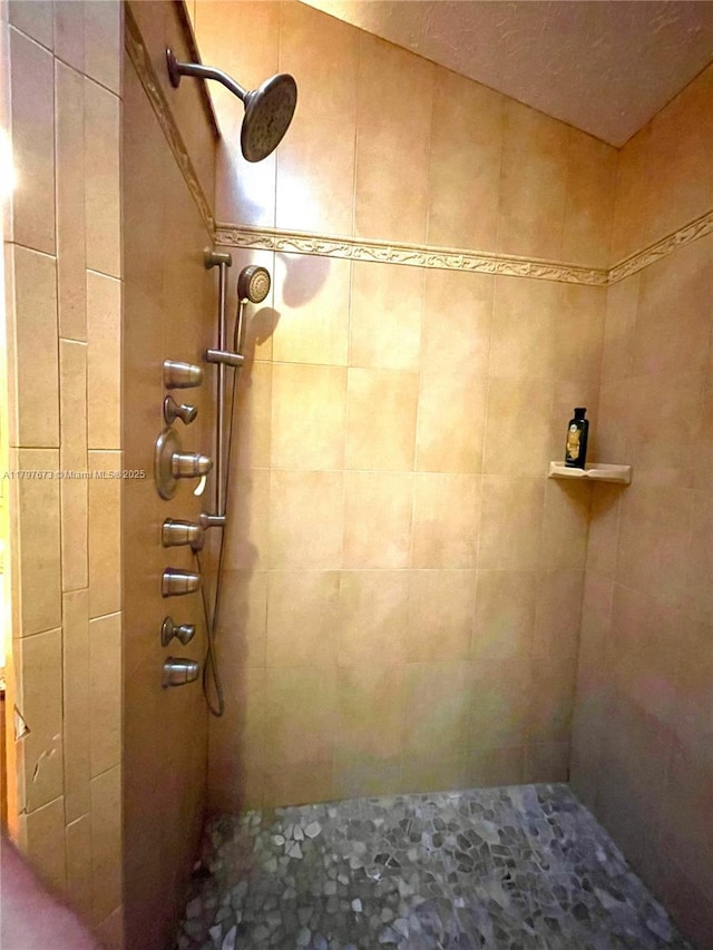 5400 NW Emblem St, Port St Lucie, FL 34983 - bathroom featuring a tile shower