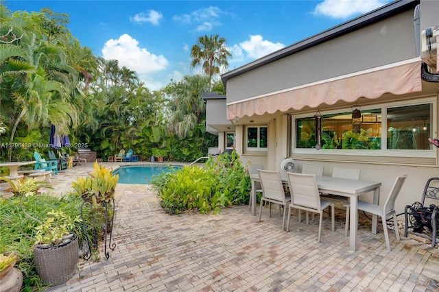610 Lake Dasha Cir, Plantation, FL 33324 - outdoor pool with a patio and outdoor dining area