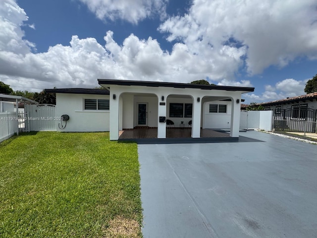 view of front of property featuring covered porch, stucco siding, fence, and a front yard