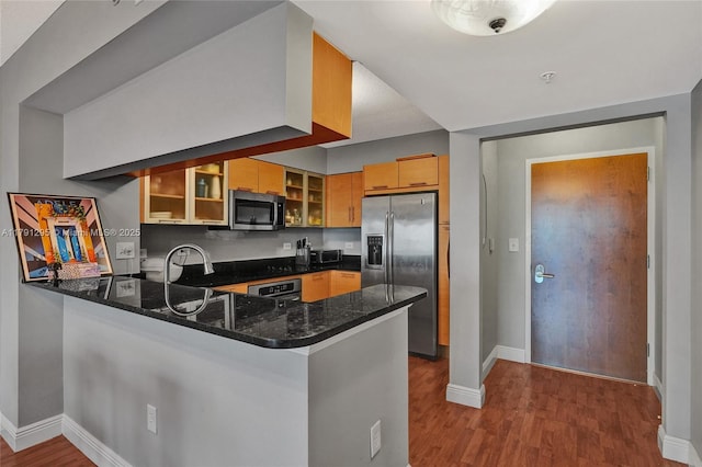 31 SE 5th St Unit 1505, Miami, FL 33131 - kitchen featuring a peninsula, stainless steel appliances, baseboards, and dark wood-type flooring