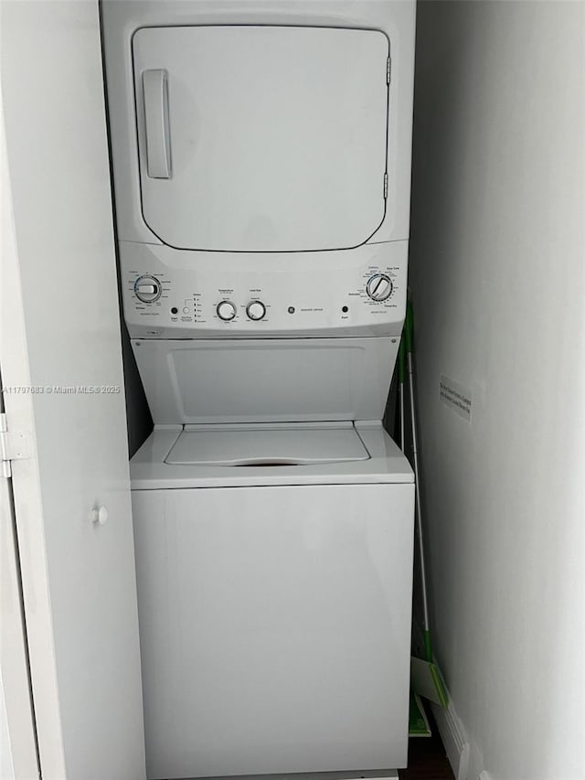 90 SW 3rd St Unit 1514, Miami, FL 33130 - laundry area with stacked washer / dryer