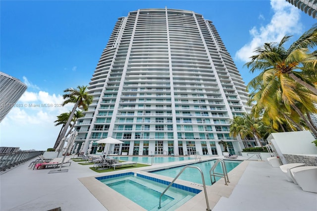 90 SW 3rd St Unit 1514, Miami, FL 33130 - community pool featuring a community hot tub and a patio