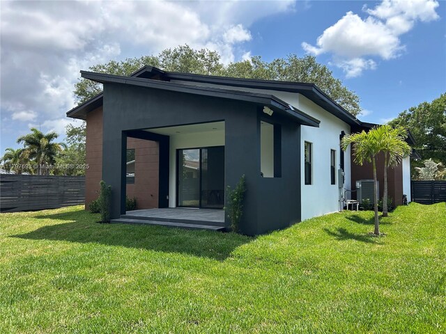 1611 SW 30th Ave, Fort Lauderdale, FL 33312 - back of property with a yard, stucco siding, and fence