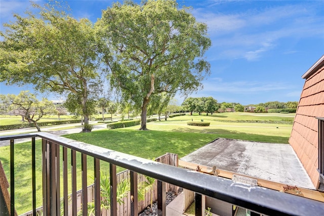 view of yard with view of golf course